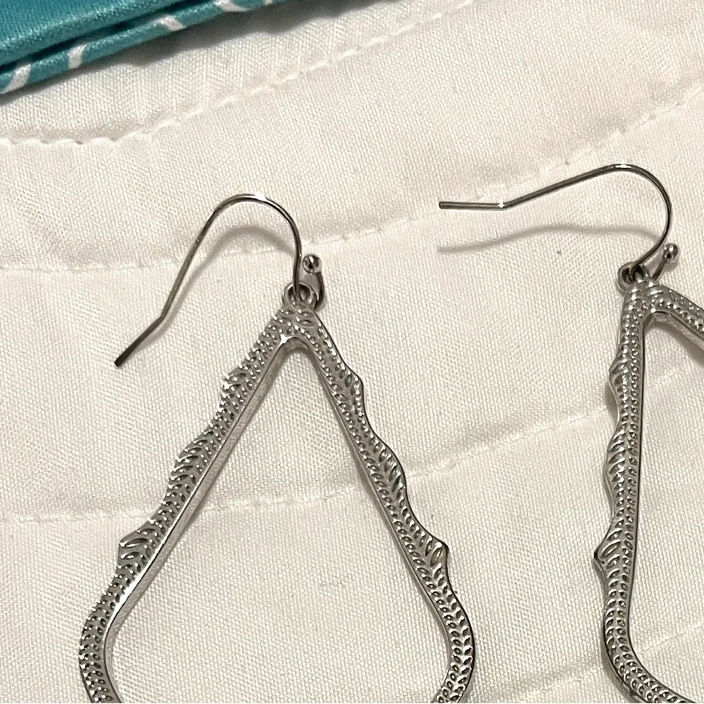 Kendra Scott Sophee Drop Earrings in Silver - Picture 5 of 5